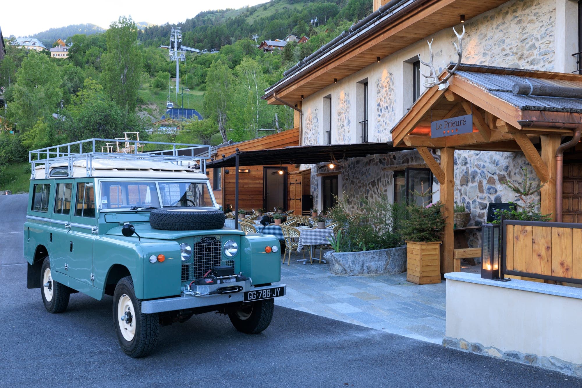 Il Land Rover davanti all’ingresso del Prieuré