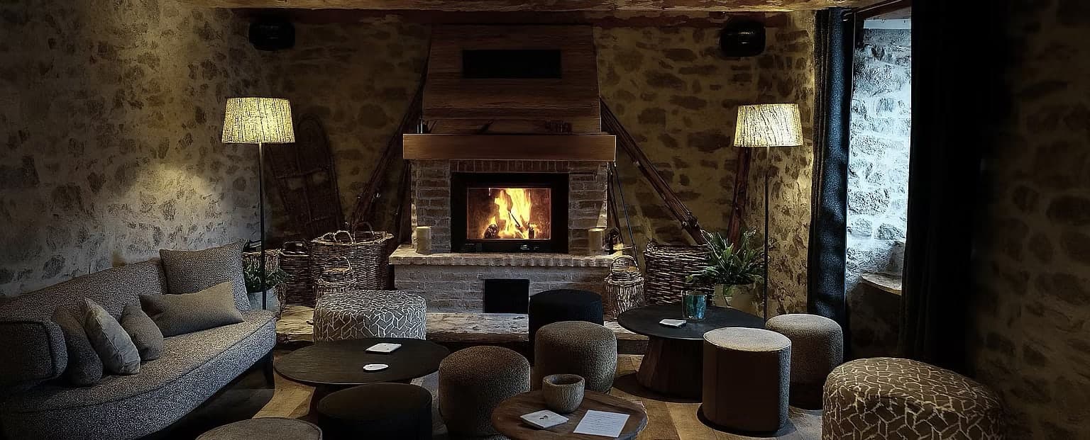 Le salon du lounge bar, devant la cheminée allumée