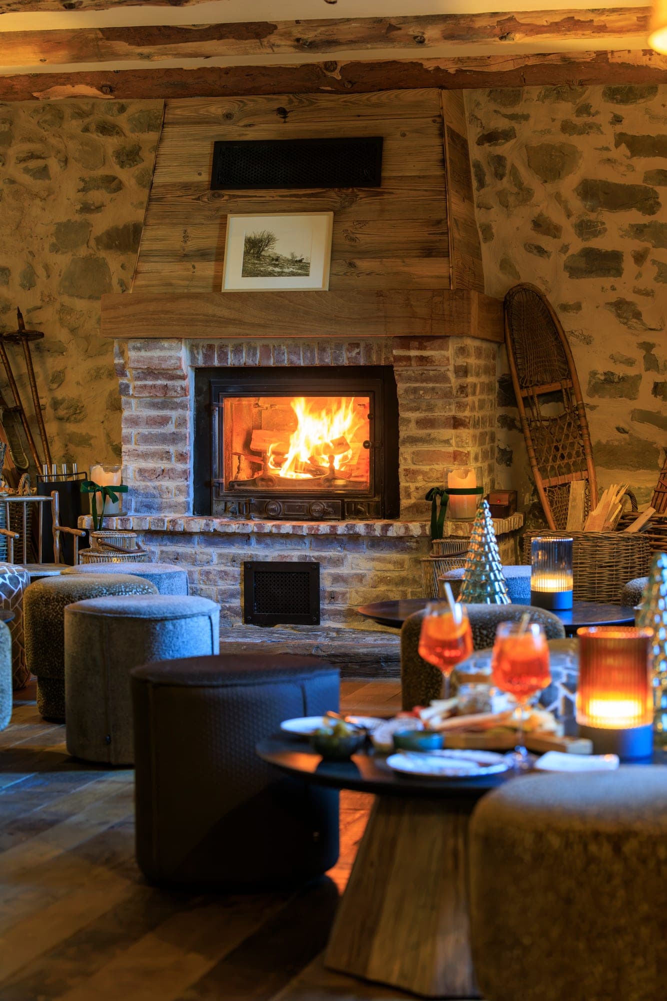 Die Lounge Bar mit brennendem Kamin