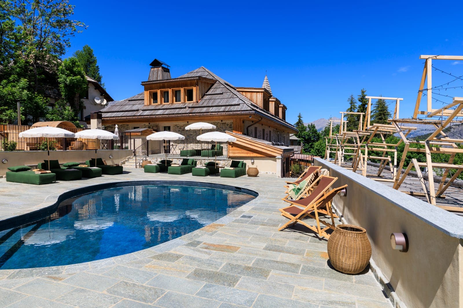 La piscina e il Prieuré, in piena estate
