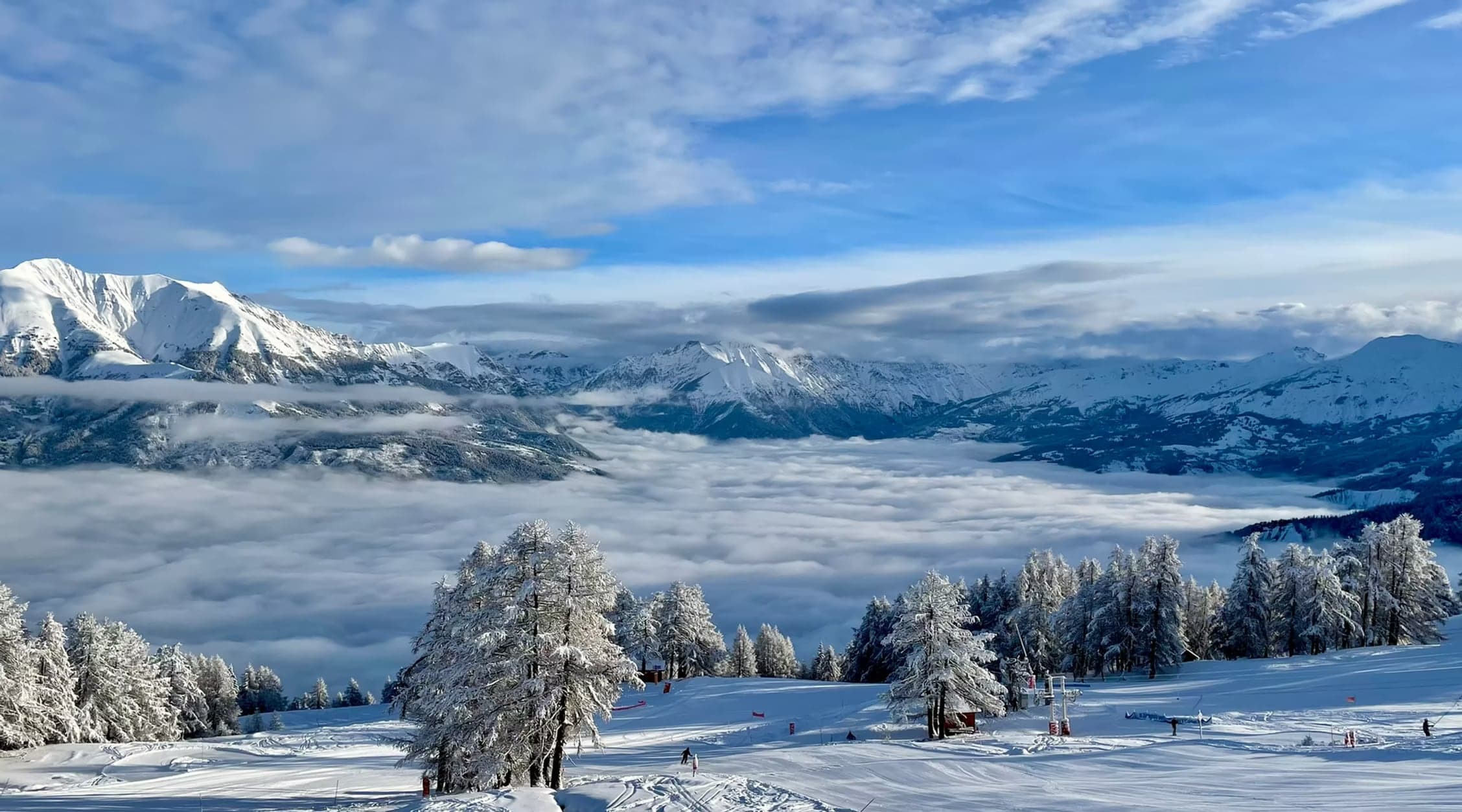 Le piste innevate sopra un mare di nuvole