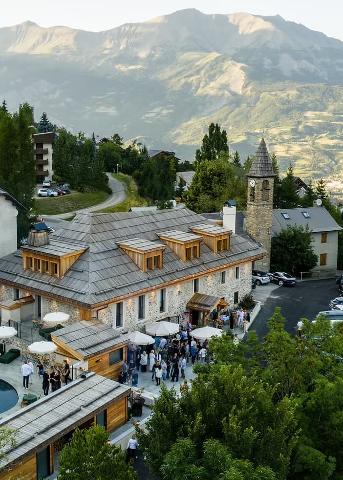 Le prieuré vu du ciel, les invités réunis devant l'entrée
