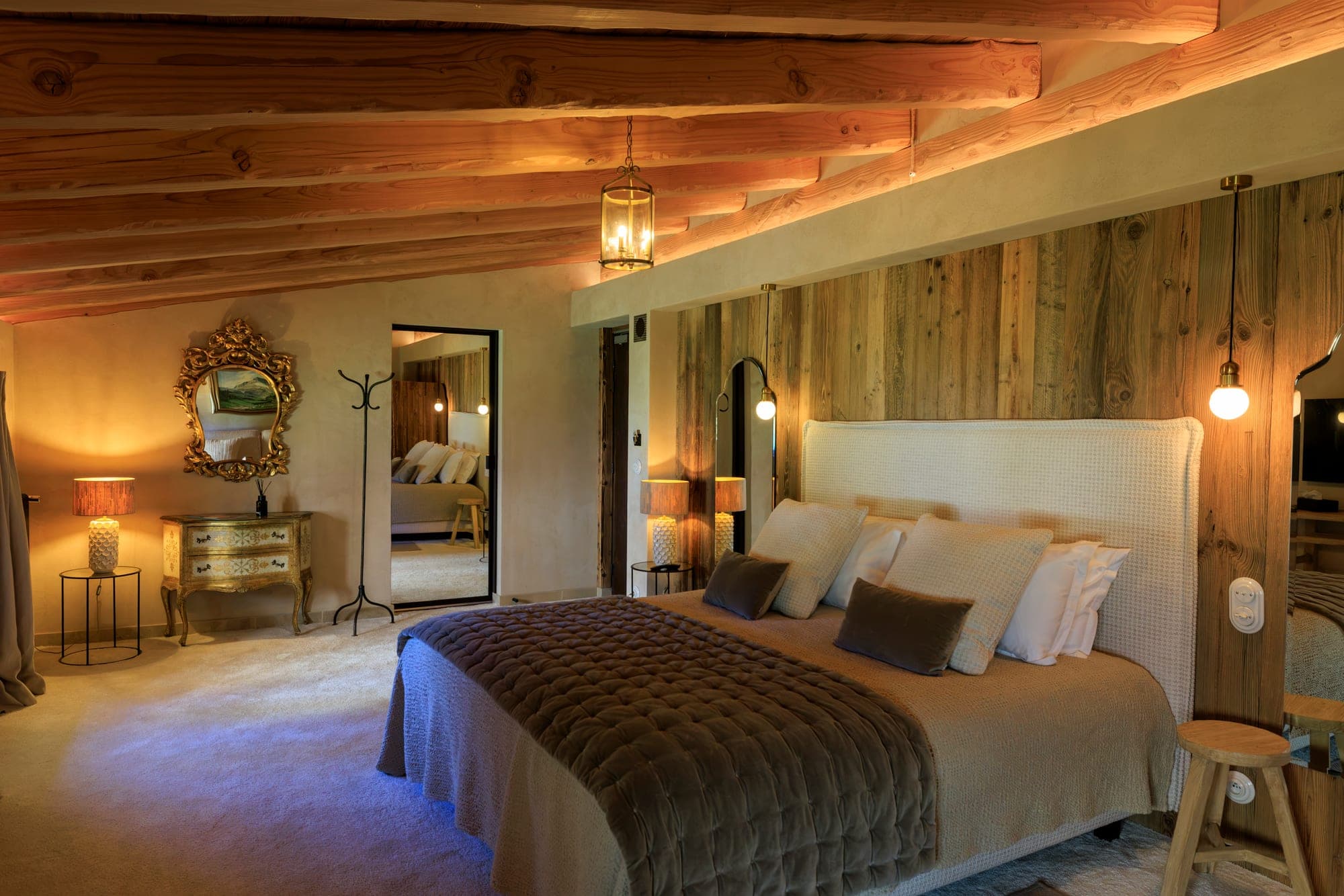 Biche, das Kingsize-Bett unter dem Dachstuhl