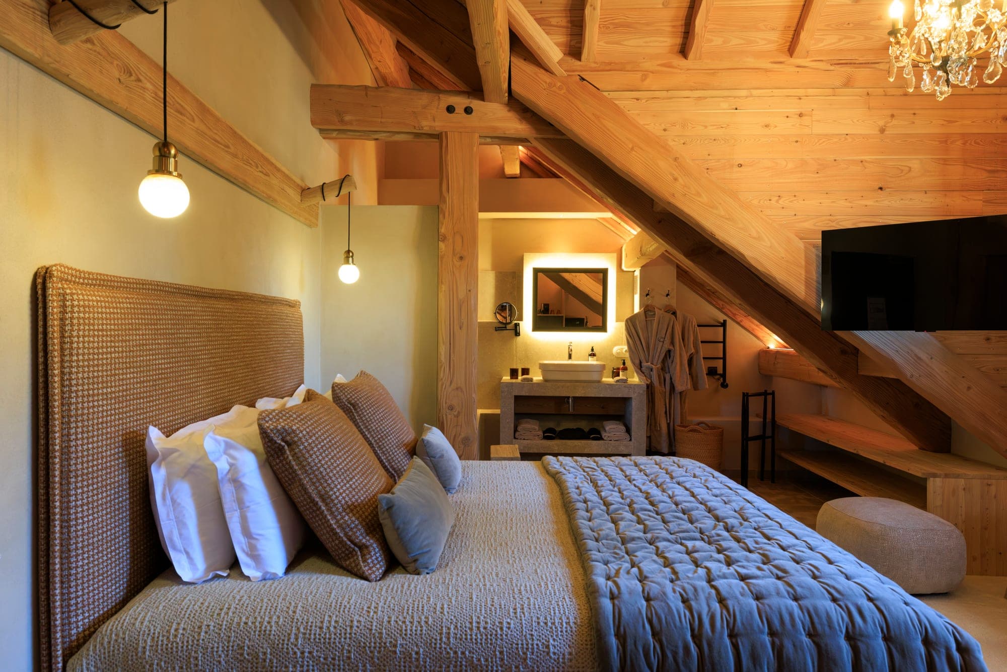 Loup, das Bett unter dem Dachstuhl und das beleuchtete Waschbecken