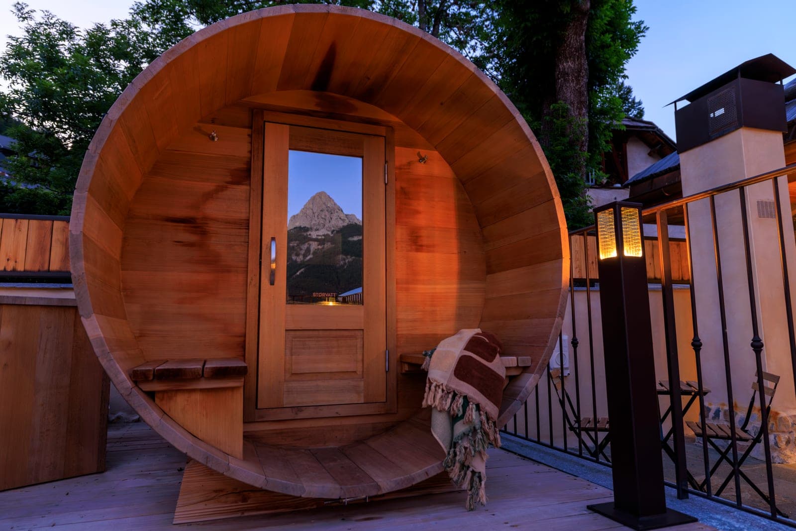 La sauna e il suo oblò aperto sulle vette