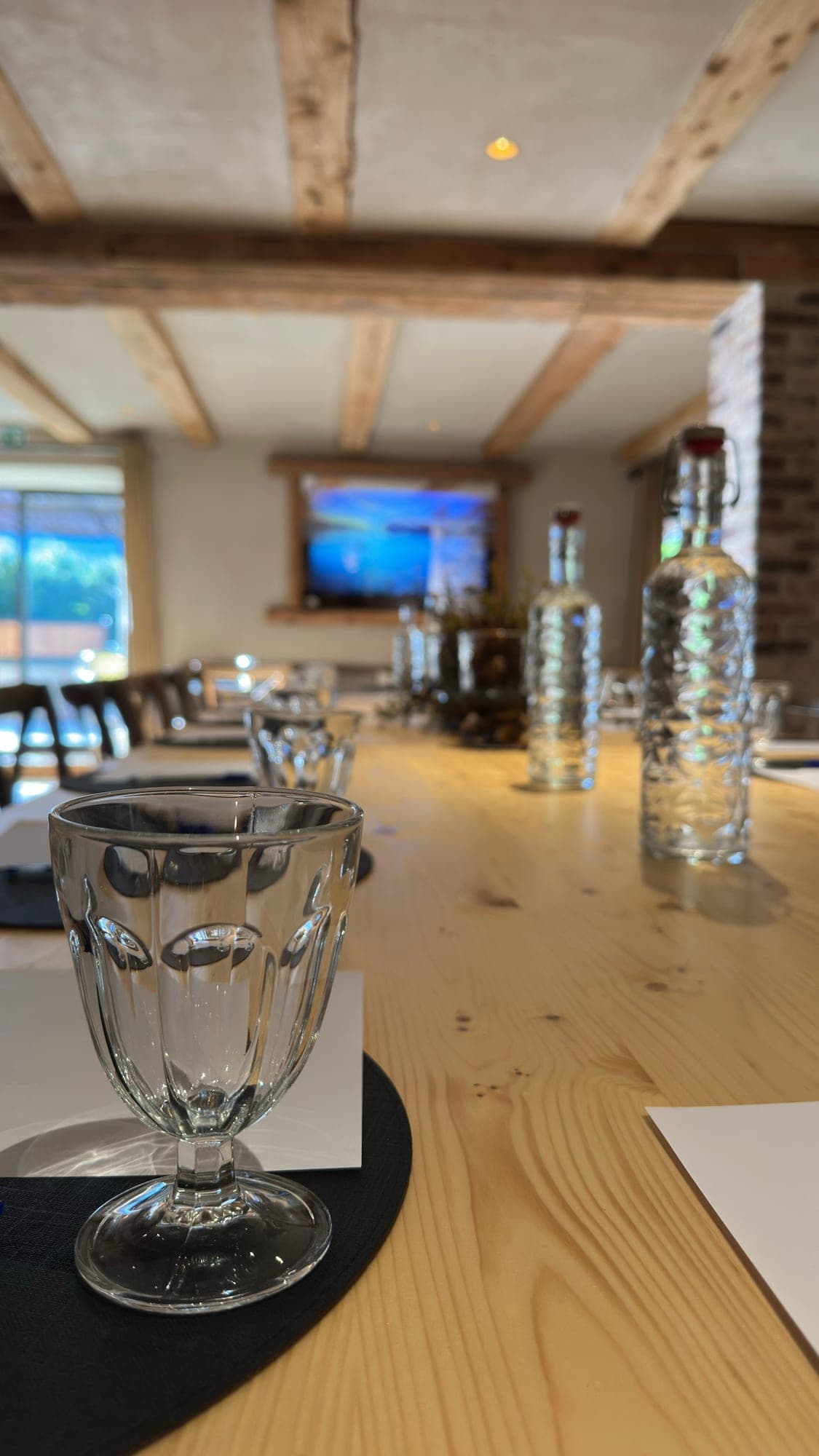Séminaire au prieuré, la table de travail dressée sous les poutres