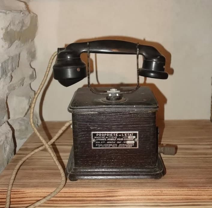 Un telefono d’epoca su una mensola di legno