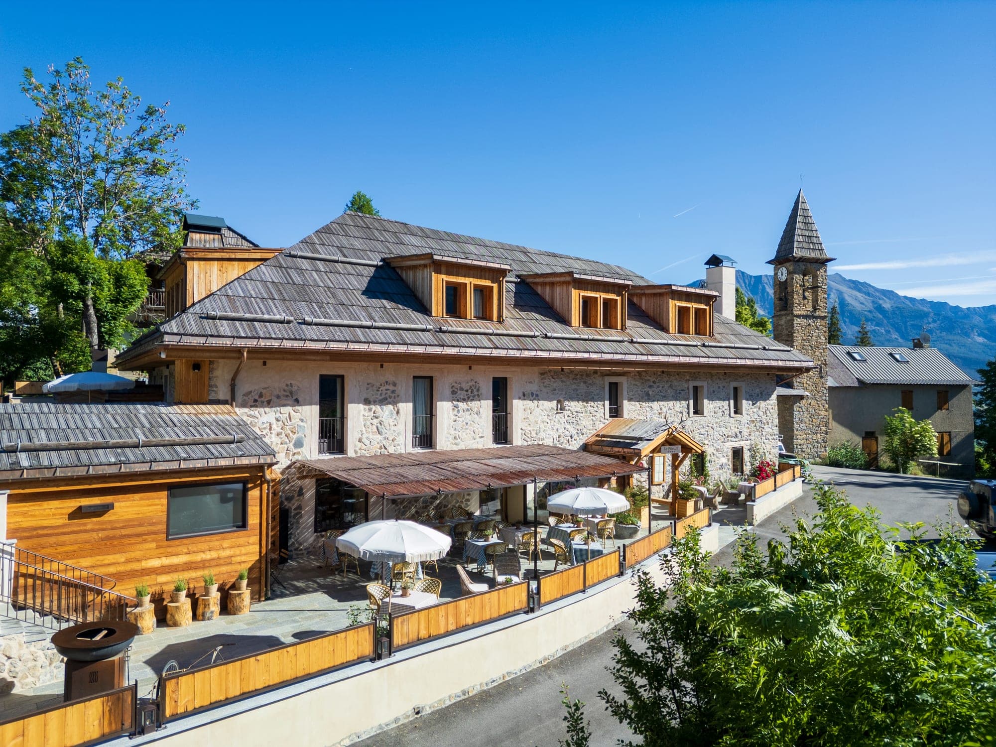 Le Prieuré et sa terrasse vus du ciel, en été